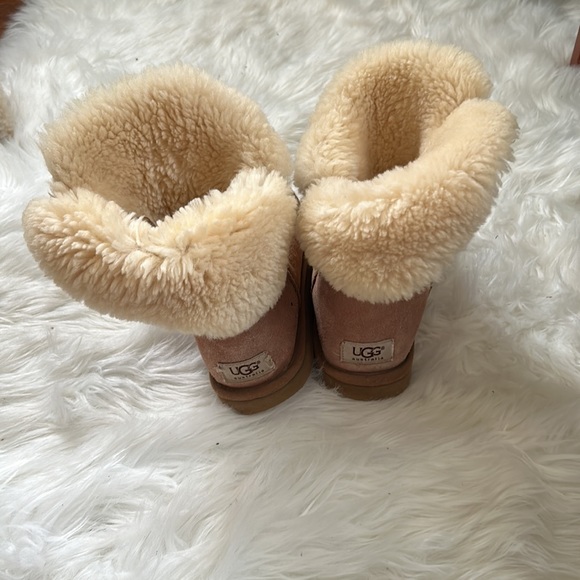 Button UGGS - Picture 2 of 11